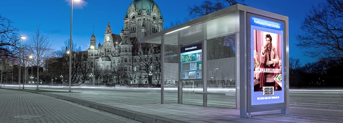 City-Light-Poster an einer Haltestelle vor dem Neuen Rathaus in Hannover